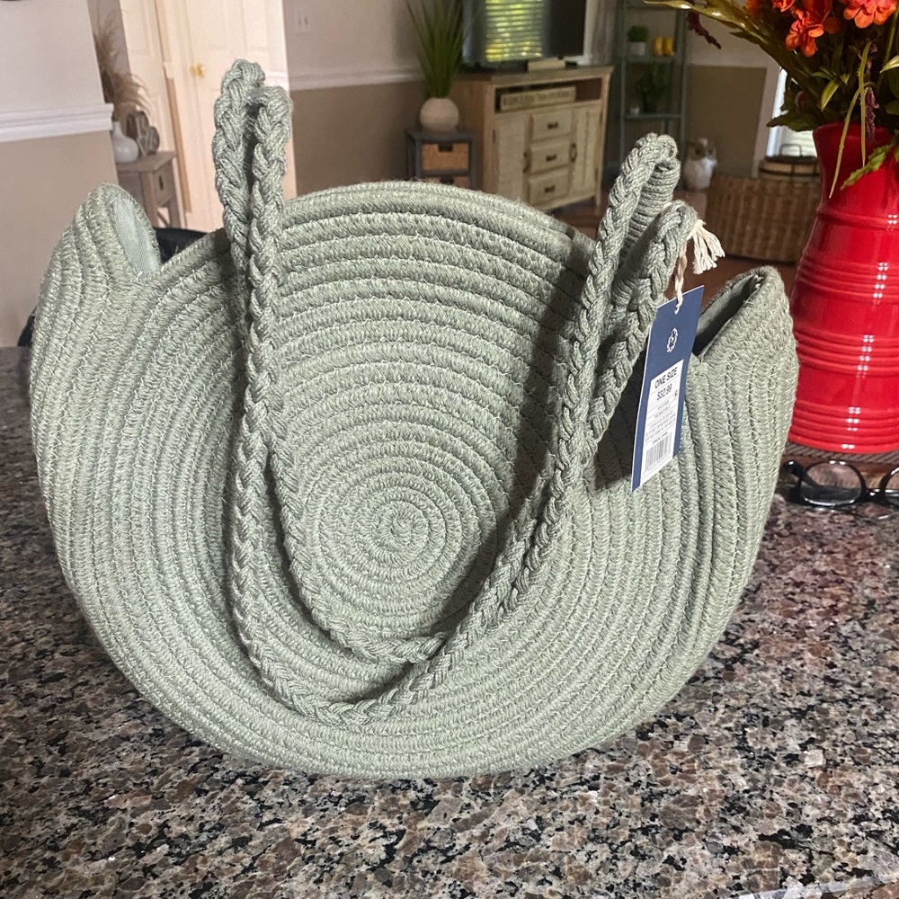 Universal Thread handbag. Super cute. Green/color. Approximately 14 x 10 x 4.5